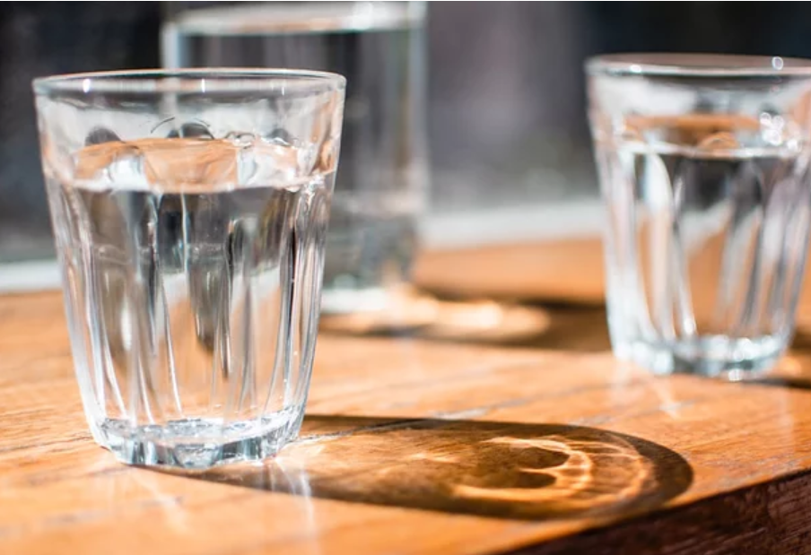 为什么倡导晨起和睡前要喝水？对健康有啥益处？