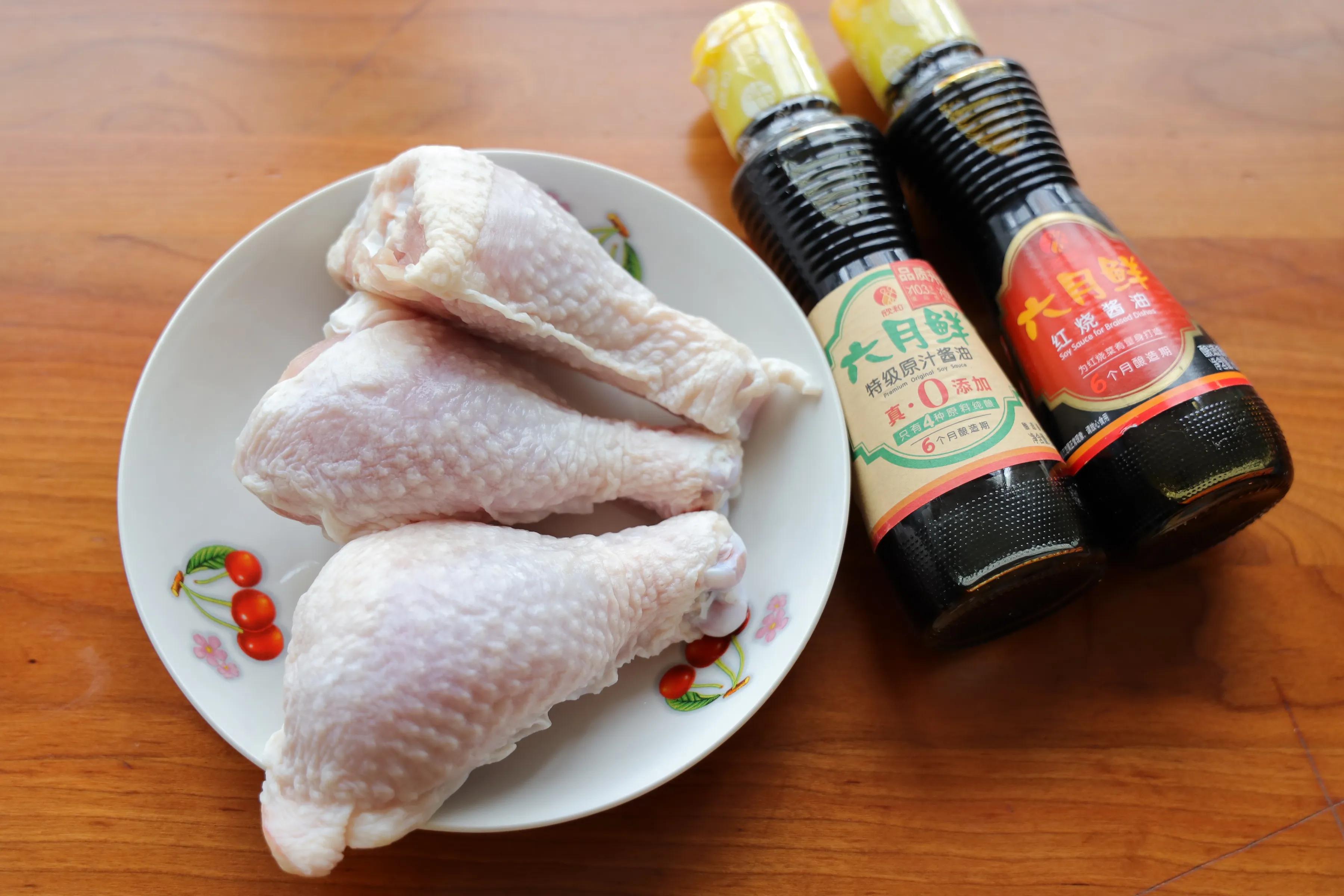 天气凉了，来上一盘黄焖鸡，有肉有菜营养丰富，自己做太香了