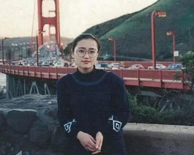 99年“首富”牟其中入狱，妻子携子赴德，小28岁的小姨子却未离开