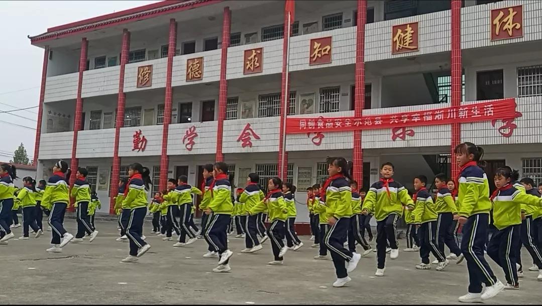 荆紫关镇张村小学：阳光大课间 激情闹翻天(图1)