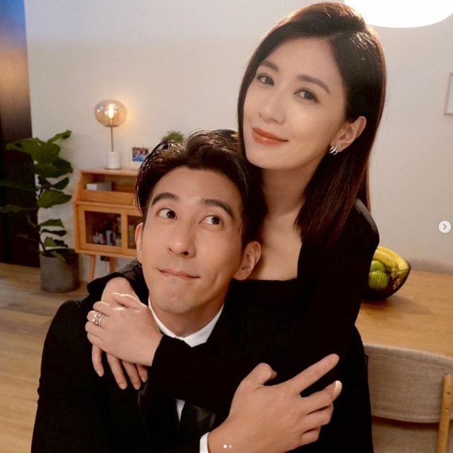 贾静雯大女儿晒全家福，咘咘波妞躺妈妈怀里卖萌，一家五口超有爱