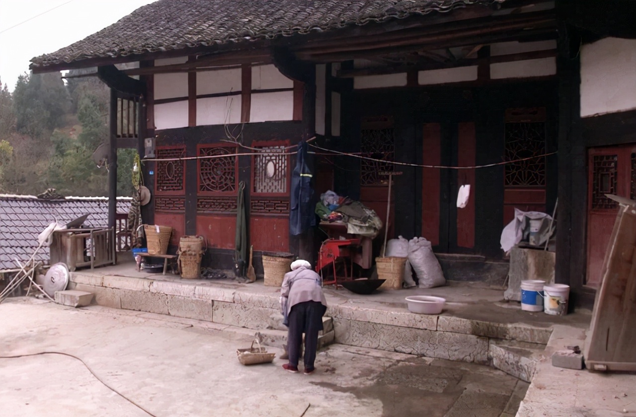 大雨冲垮堡坎，遵义一个农民挖出30块埋藏很久的Y片，警方：奖励