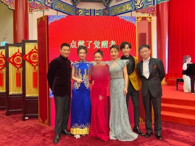 央视主持人李思思晒私下照，坐c位瓜子脸好美，张韶涵筷子腿抢镜