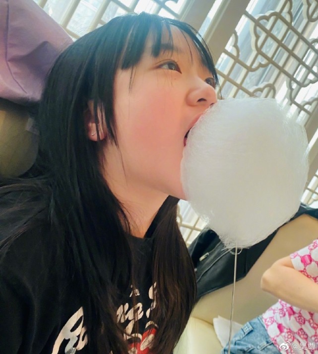 吴尊晒照庆儿女放寒假，获女儿投喂满脸幸福，NeiNei越长越像妈妈