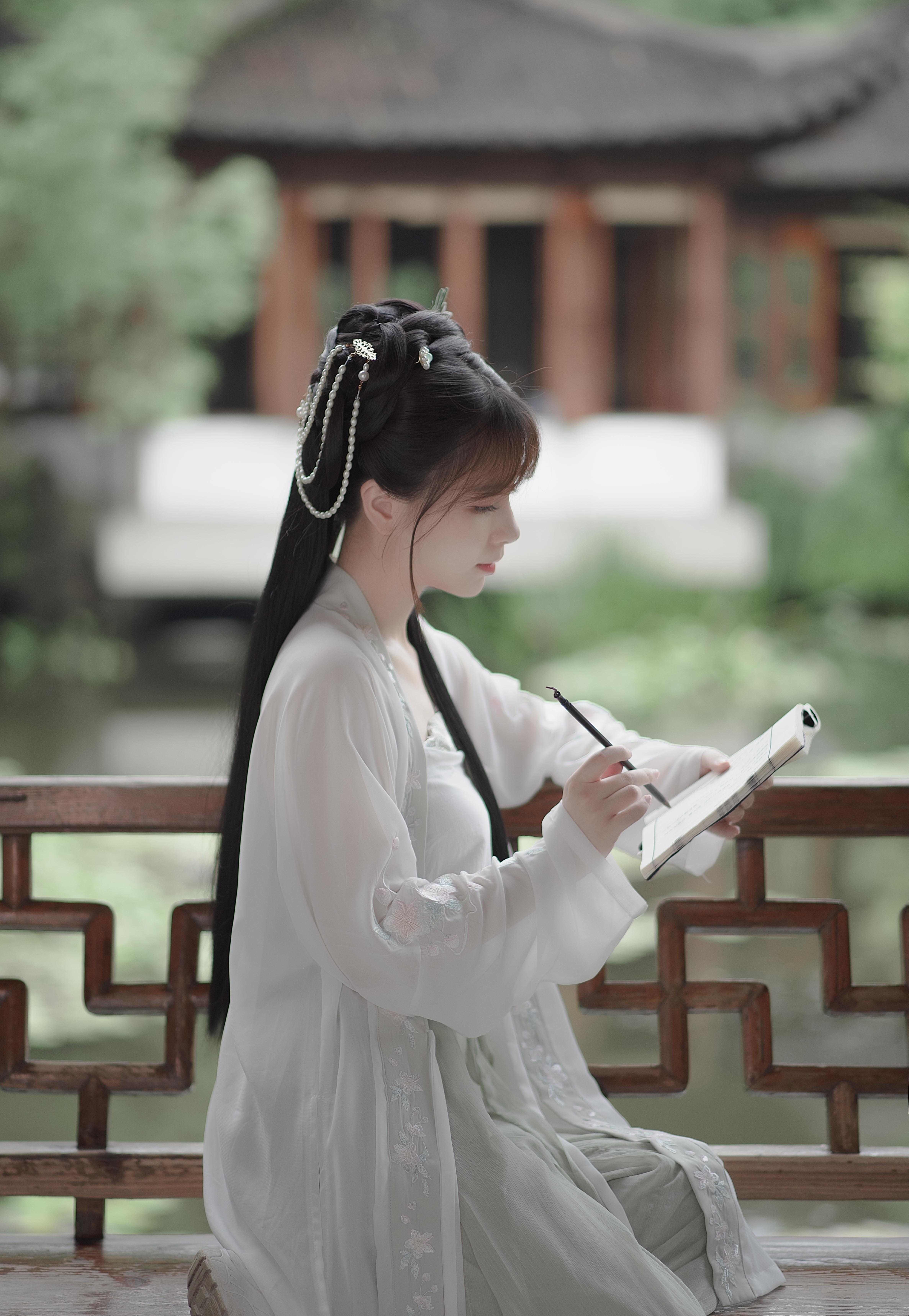 气质优雅美女户外好看甜美迷人写真图片