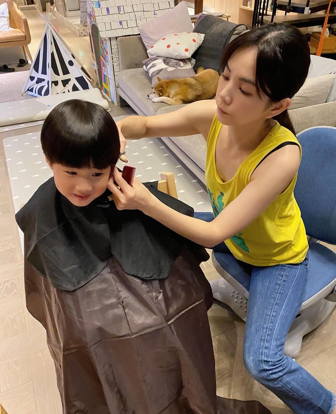 Ella带家人和员工度假，与劲宝DIY披萨，母子欢乐同框画风有爱