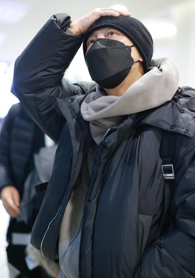 张卫健穿面包服似“小巨人”，夹克里面套件卫衣，这是有多怕冷