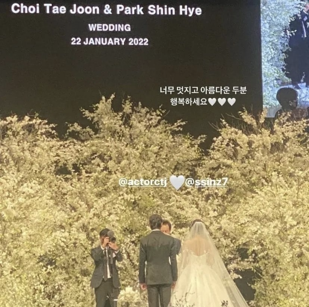 朴信惠崔泰俊说誓词哽咽，忘情接吻超浪漫，新娘孕期过半脸颊圆润