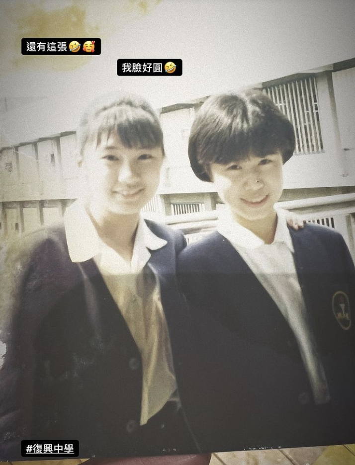 贾静雯荣归母校被评为杰出校友，晒多张童年照，咘咘和妈妈神相似