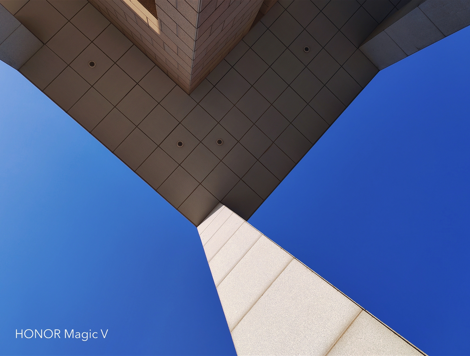 荣耀首款折叠屏Magic V评测：新骁龙8加特，三组镜头影像能力巅峰