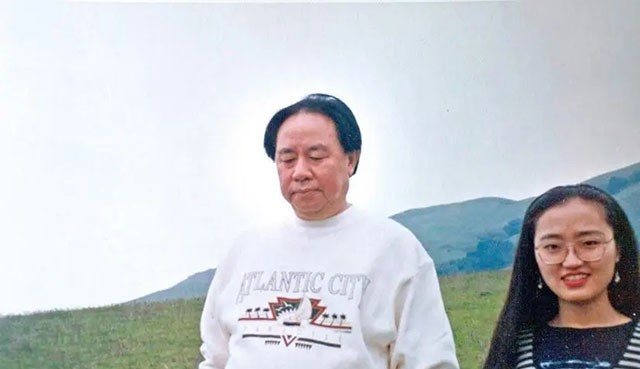 99年“首富”牟其中入狱，妻子携子赴德，小28岁的小姨子却未离开
