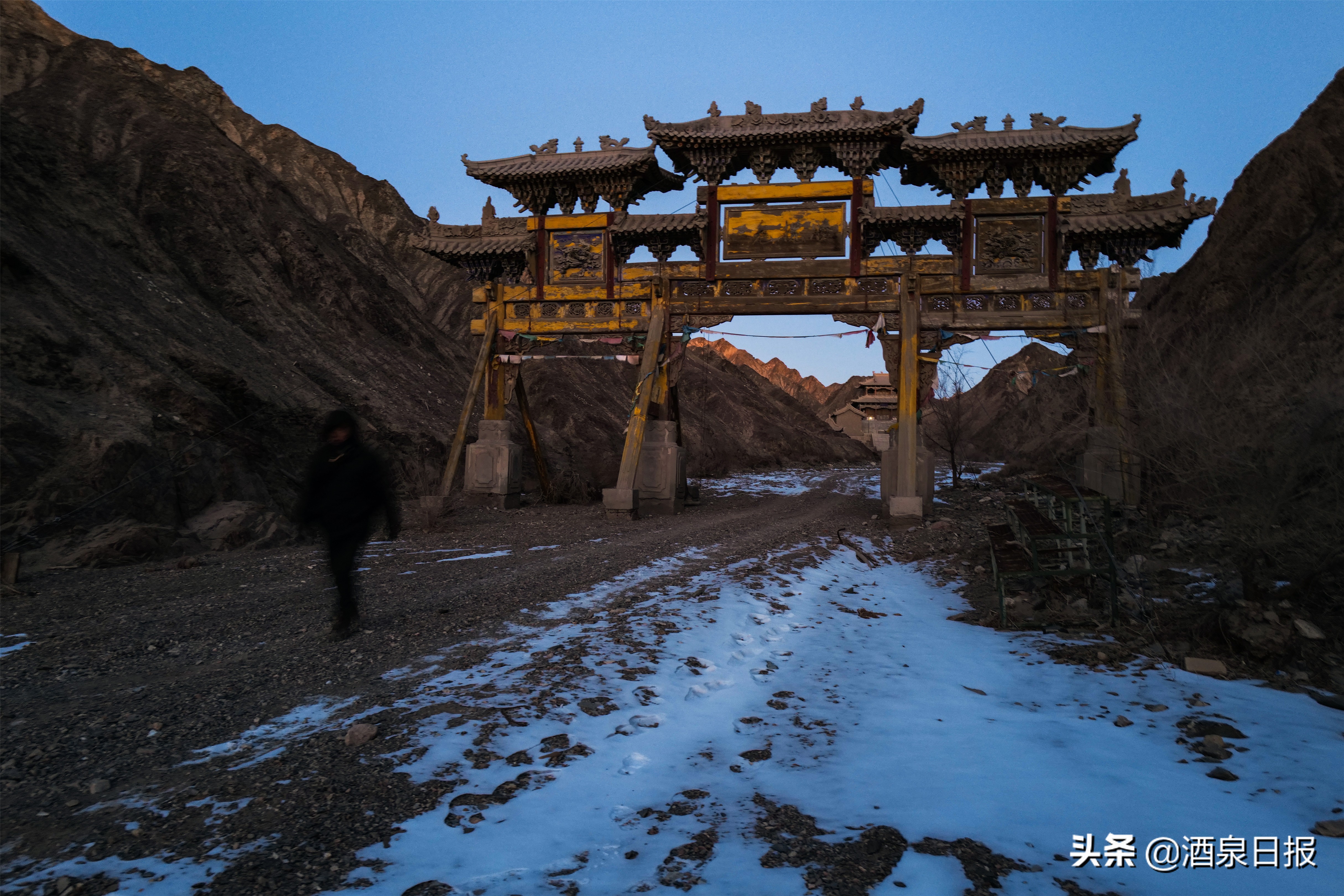 三危山景区位于敦煌市东南25公里处,绵延60公里,主峰在莫高窟对面