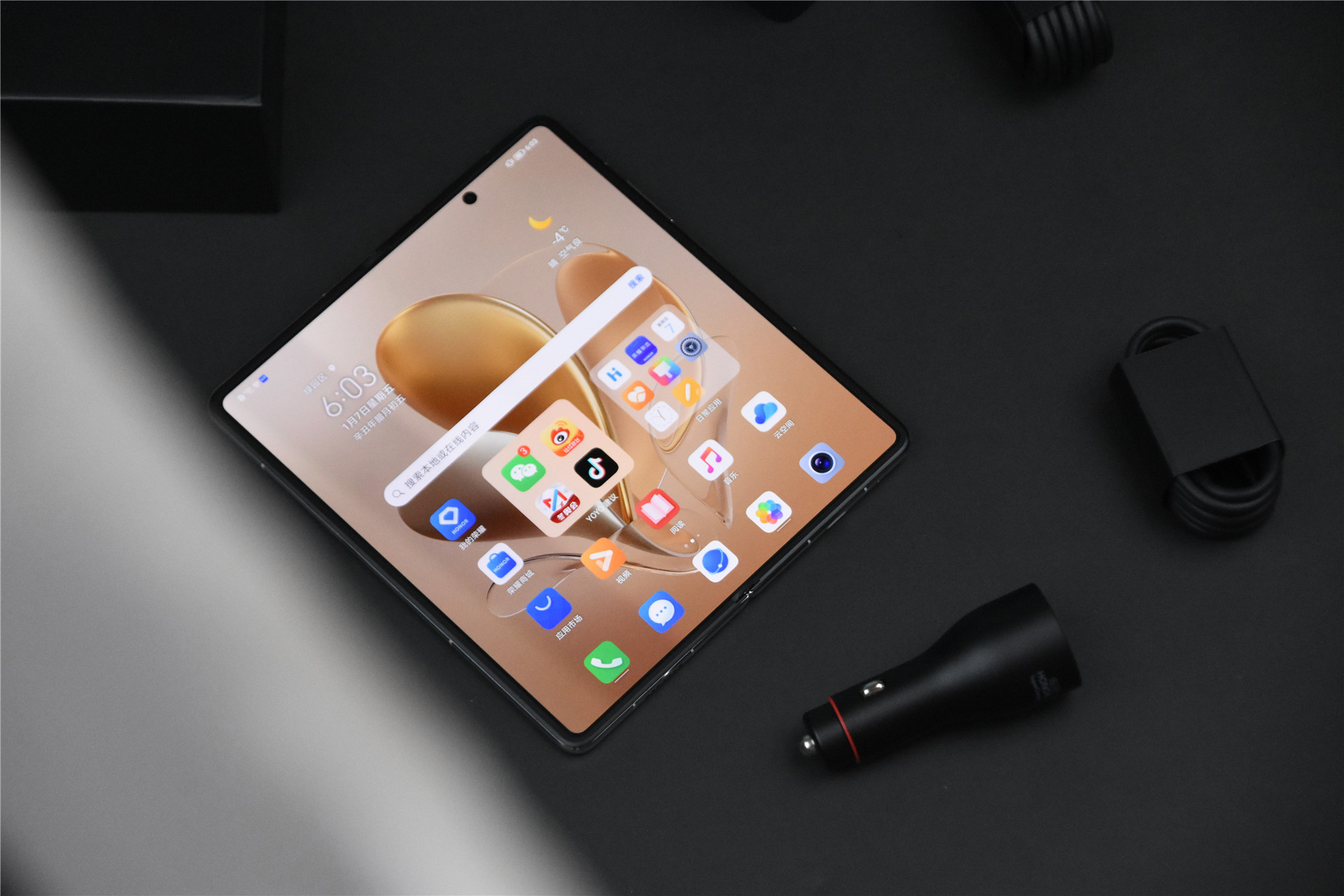 荣耀首款折叠屏Magic V评测：新骁龙8加特，三组镜头影像能力巅峰