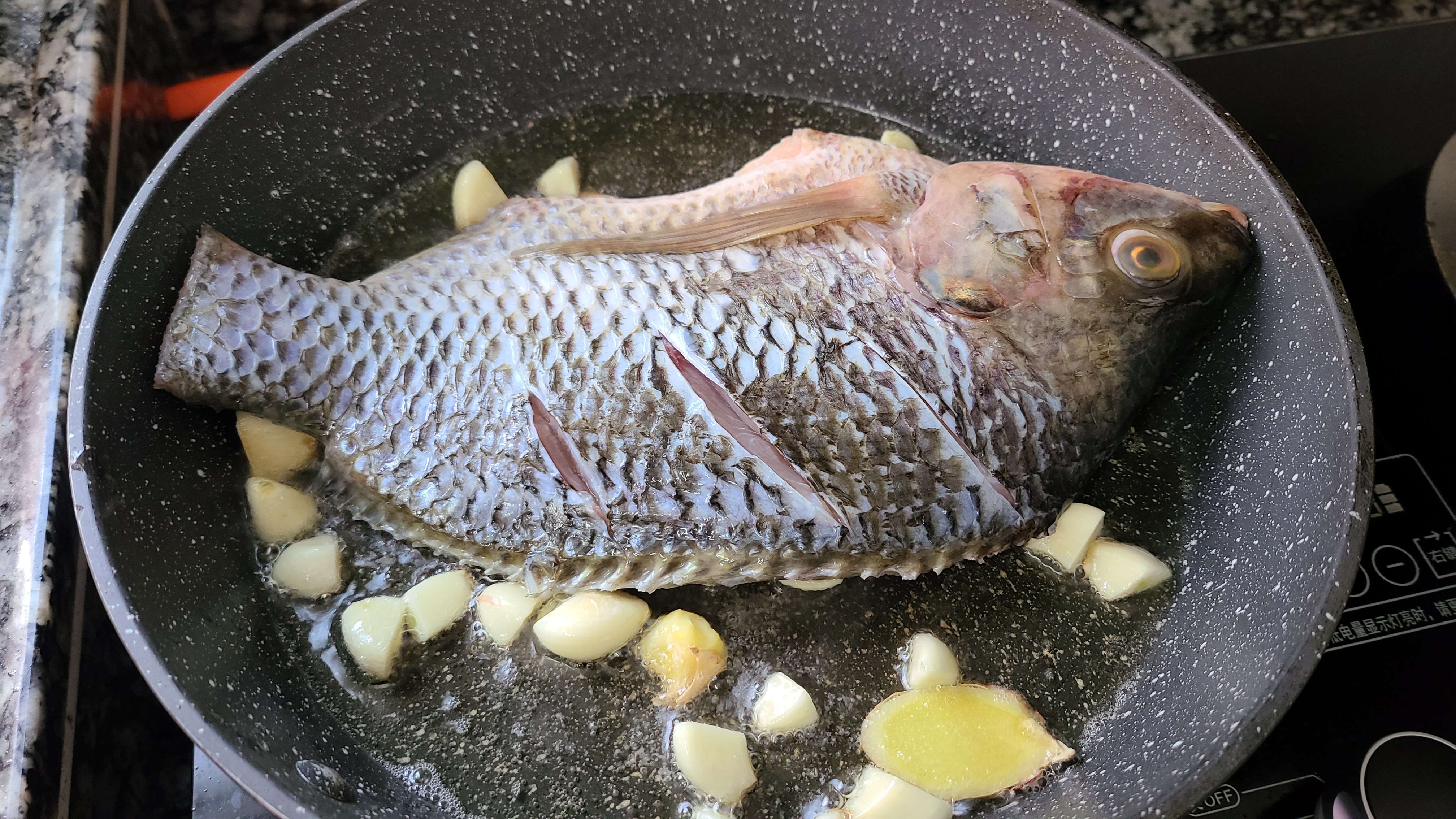 蒜香焗鱼这做法在广东出了名，老厨师教的一道菜，味香肉嫩