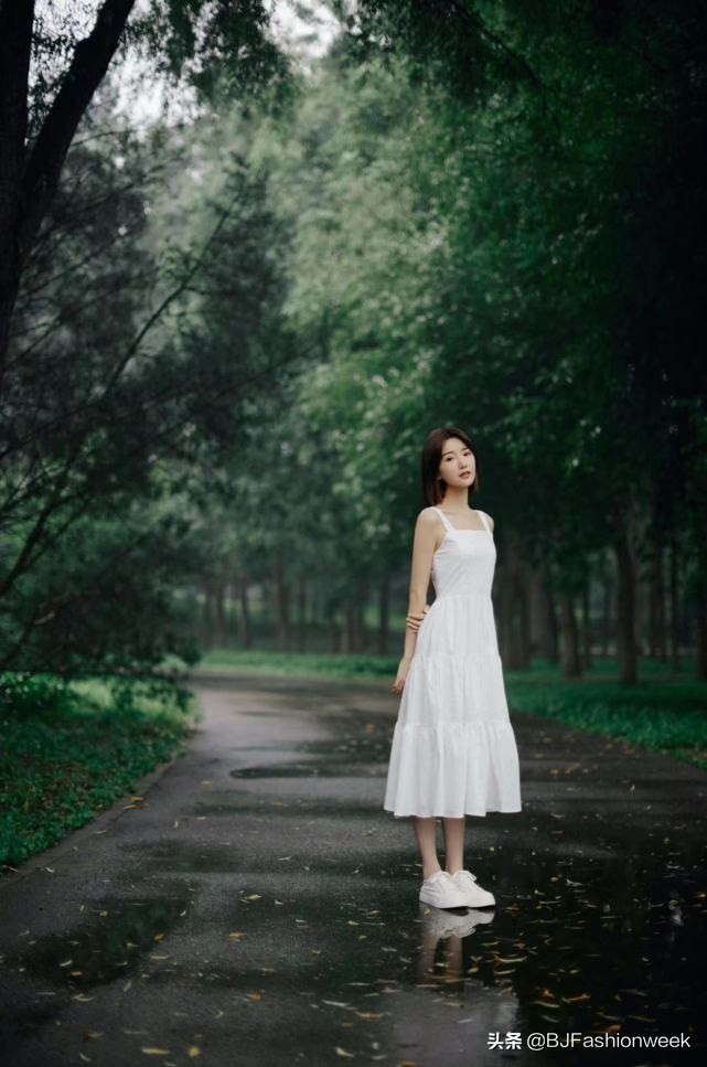 小白裙学毛晓彤穿，单纯有气质，像18岁少女