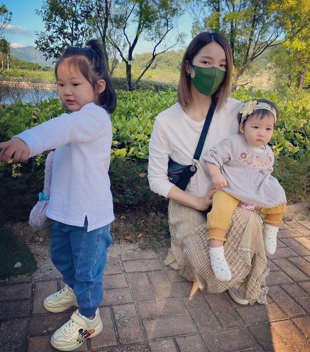 王祖蓝晒全家福为俩女儿庆生，1岁妹妹很高冷，3岁姐姐镜头感十足