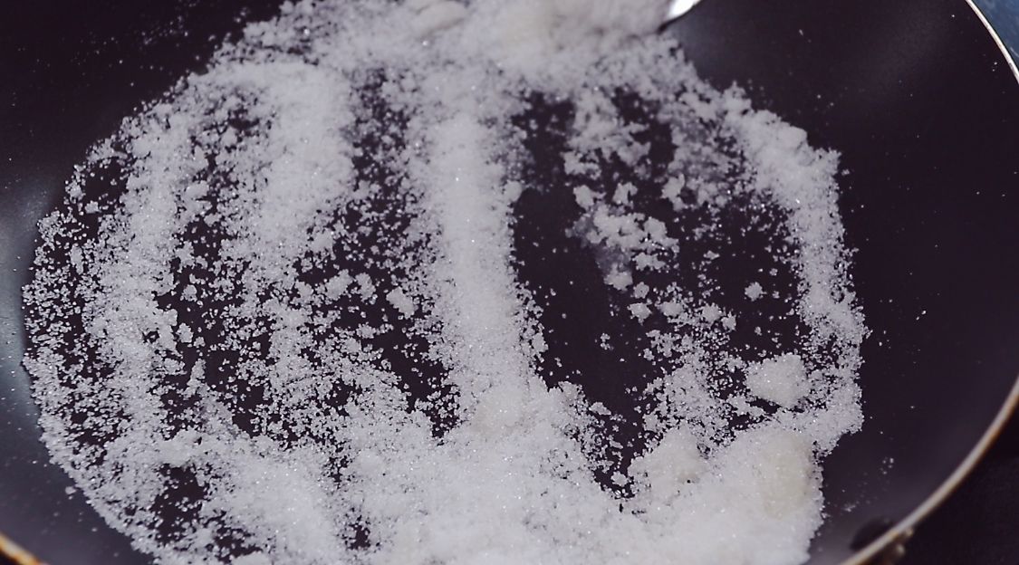 年货别总出去买，这种糖在家也能做，几勺白糖搞定，比买的好吃