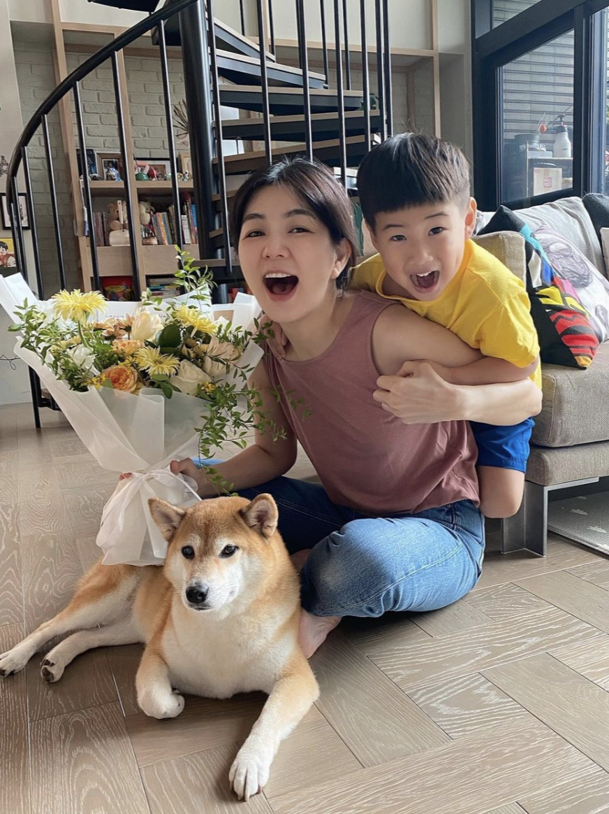 Ella带家人和员工度假，与劲宝DIY披萨，母子欢乐同框画风有爱