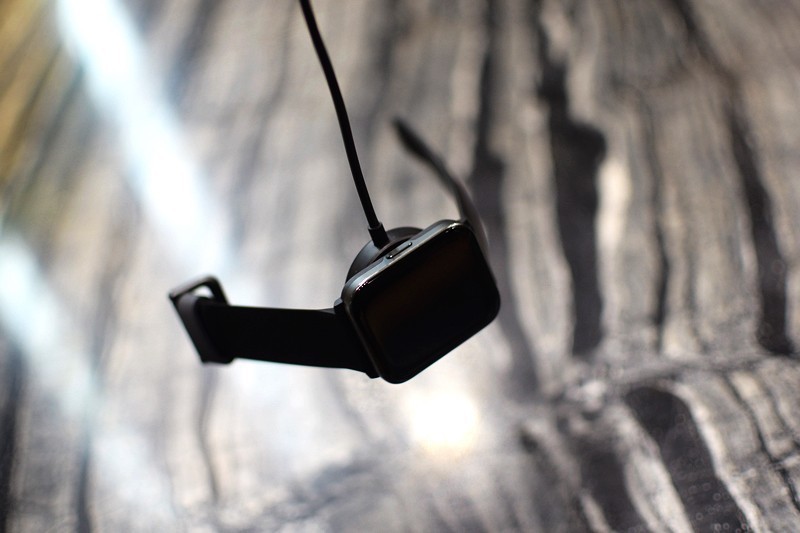 首款AMOLED高清彩屏 超视网膜全面屏 黑加手表