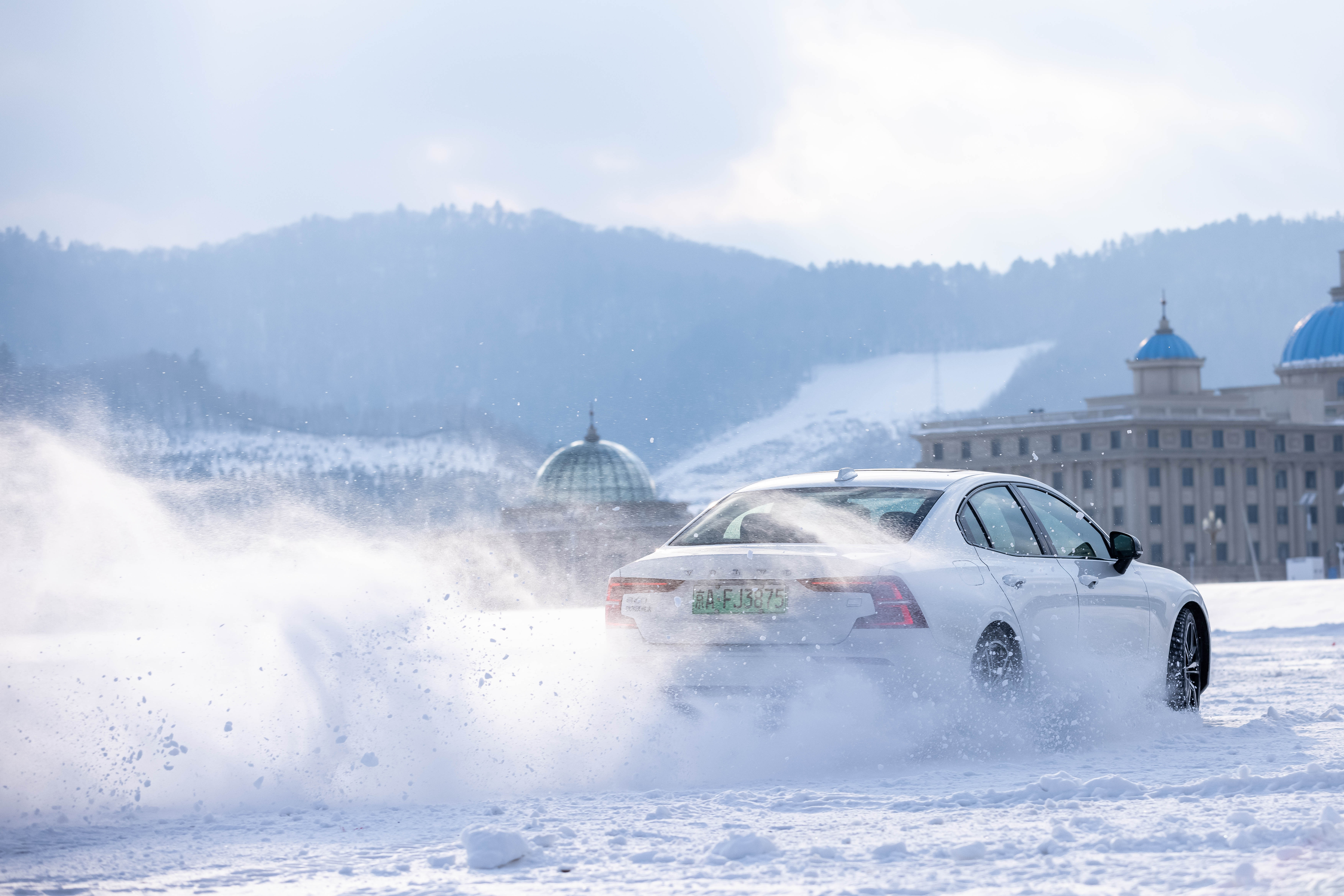 北欧的豪华品牌自然最擅长驾驭冰雪，开沃尔沃S60体验雪地撒野