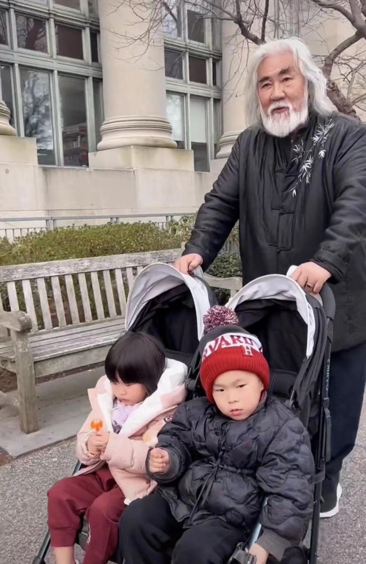 71岁张纪中与妻子拍大胆写真,杜星霖需遮码,全程挡小腹疑怀三胎最新