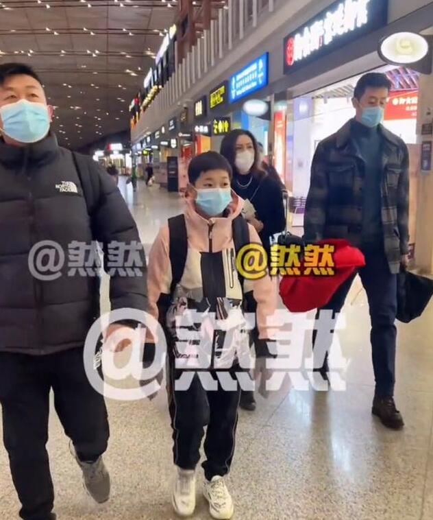 全红婵机场出征照曝光！教练形影不离并非陈若琳，告别粉丝好暖心