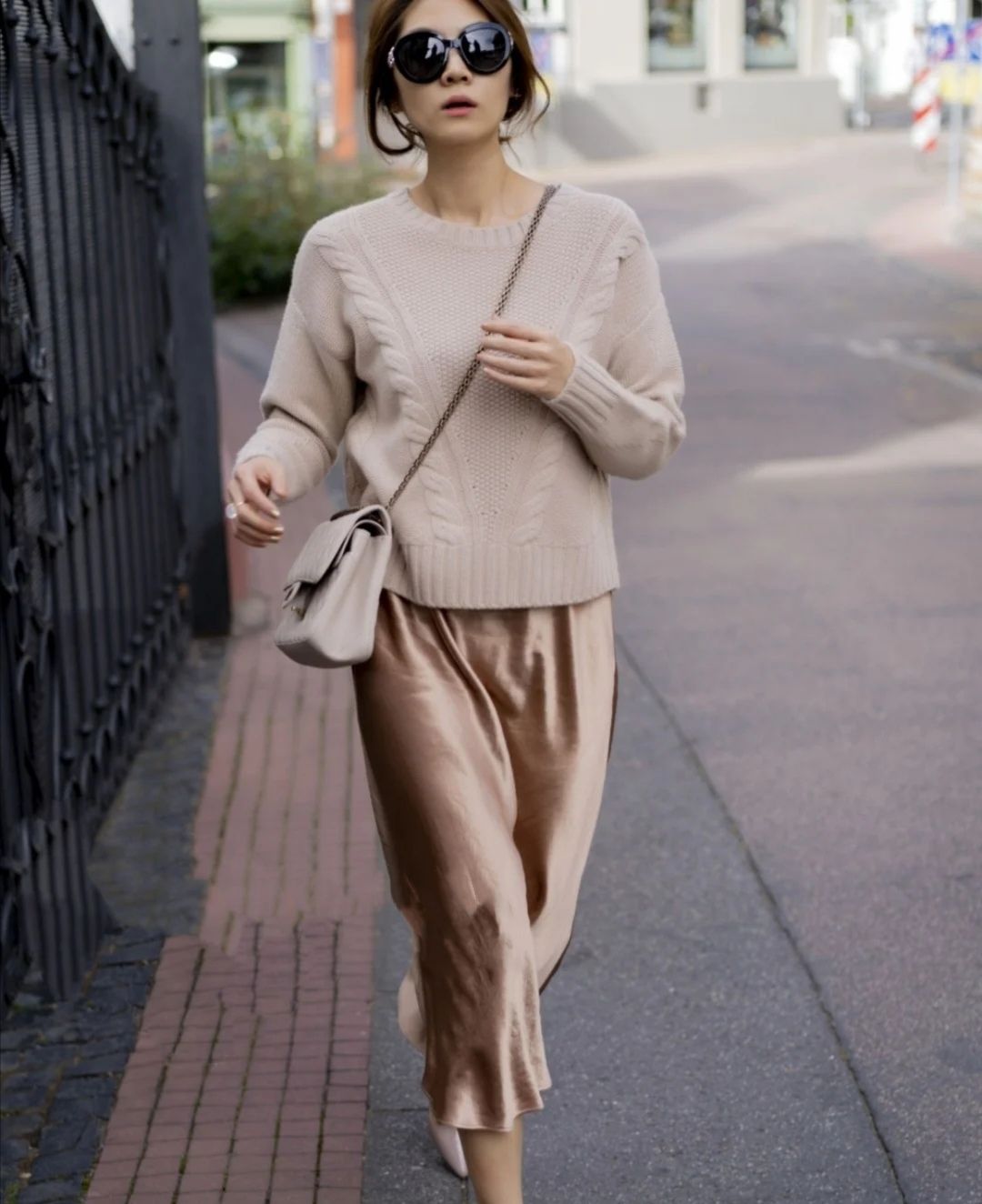 “少女风”穿搭不吃香了！今冬流行成熟风搭配，实用时尚又减龄