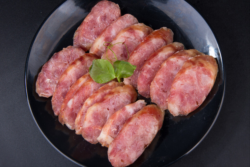 香肠要想好吃，要蒸还是要煮？农村大妈教你做法，香味浓郁还不腥