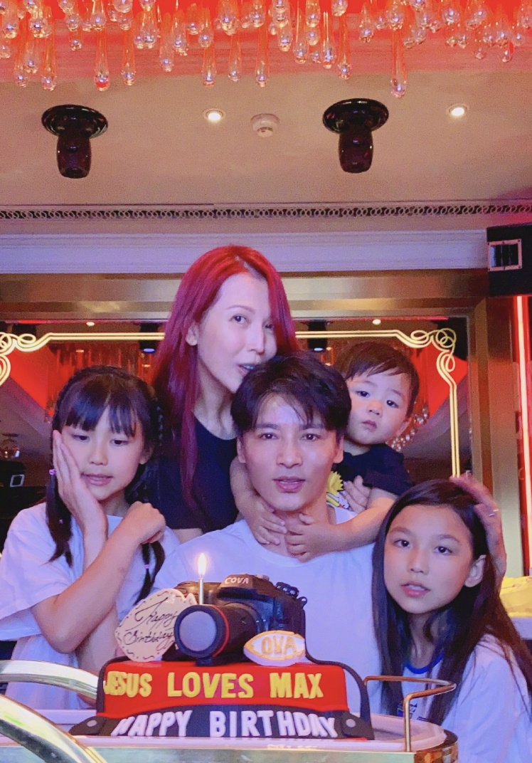 张晋蔡少芬全家拍封面大片，姐弟三人性格迥异，鱼蛋烫卷发超时髦