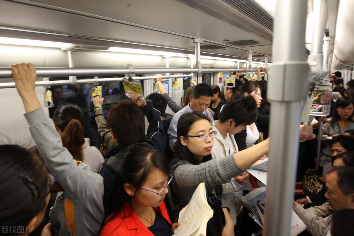 女乘客在地铁上跷二郎腿老太太提醒遭回怼，谁是谁非？