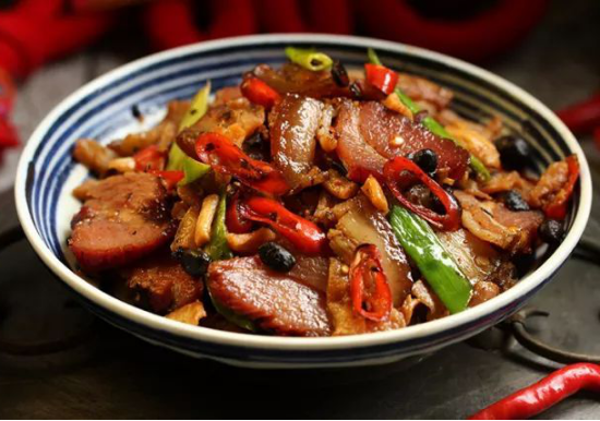 腌腊肉时，只放盐是错的，牢记4个诀窍，金黄又好吃，久放不发霉