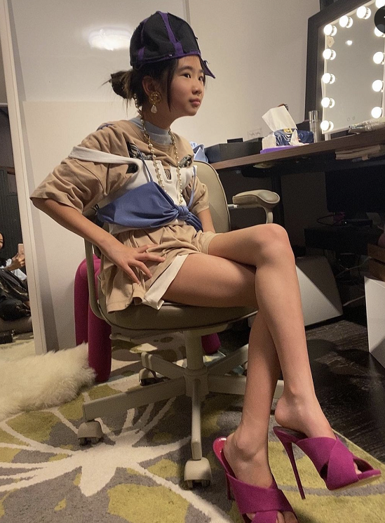 曹格10岁女儿太成熟！穿露脐装挑染黄色卷发，握拳扭腰跳舞太活泼