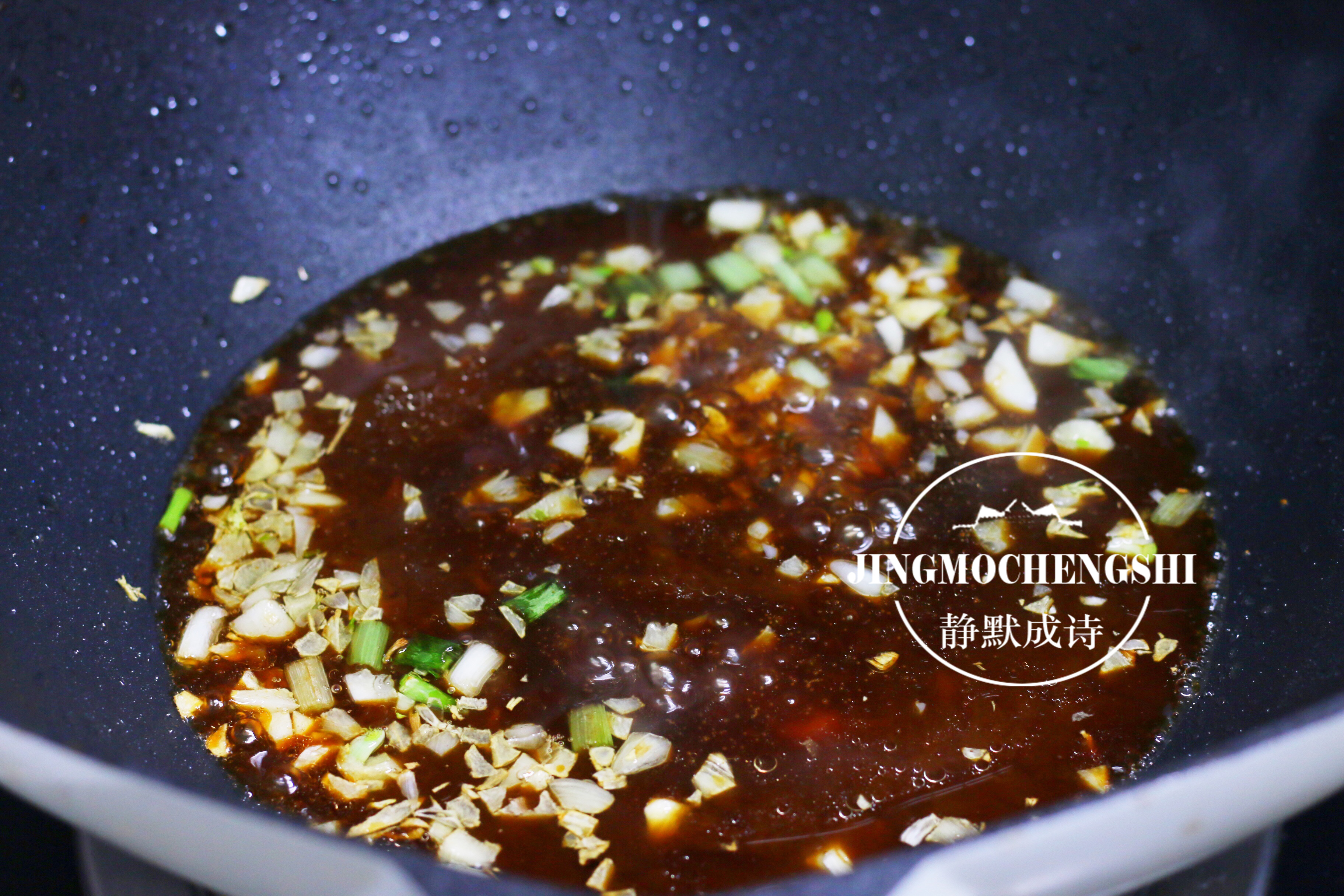 不煮也不炒的鸡蛋，吸足了汤汁真下饭！做法简单，一碗料汁就搞定
