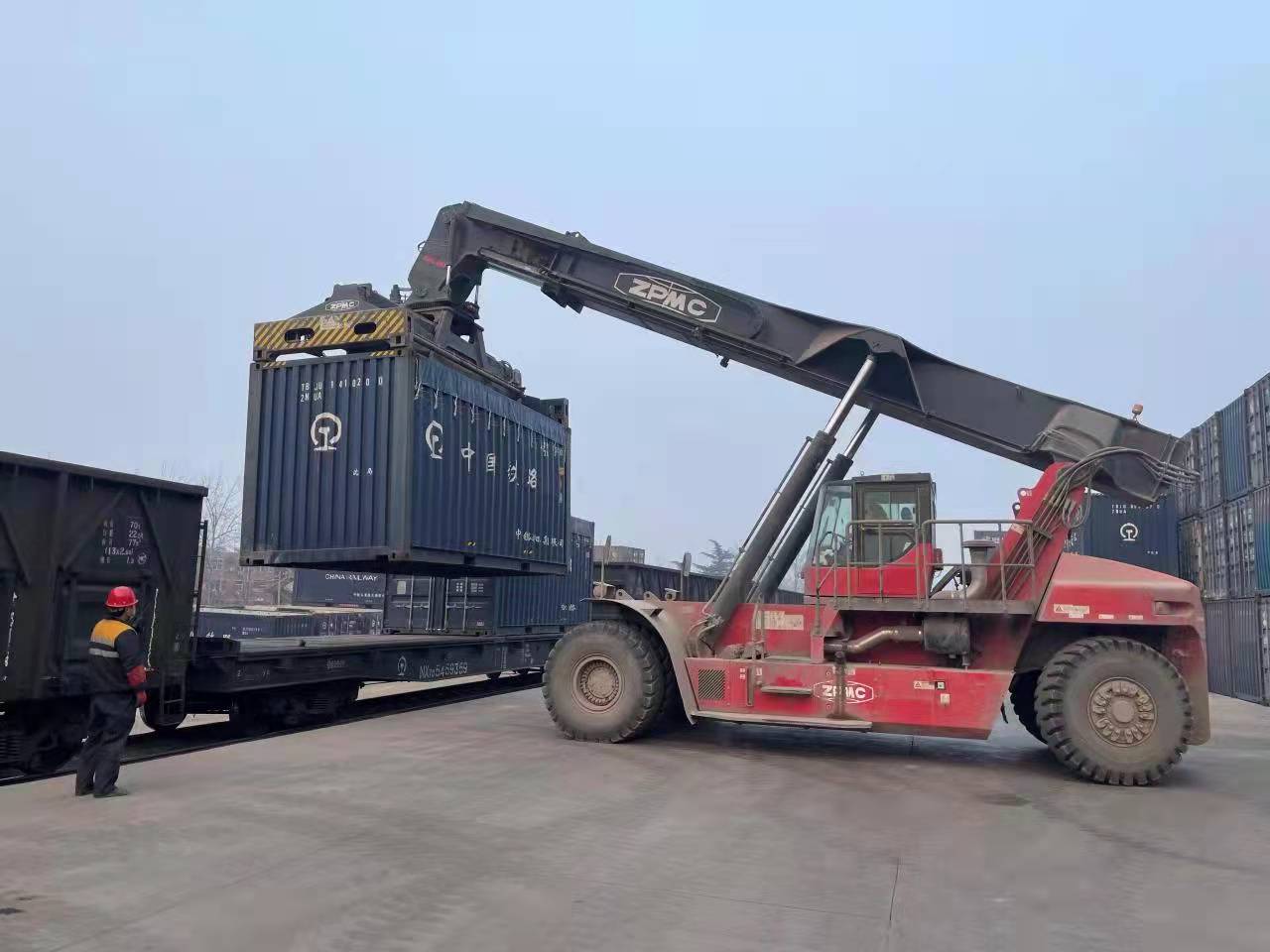 三门峡西发运今年首趟至青岛铁海联运化肥专列