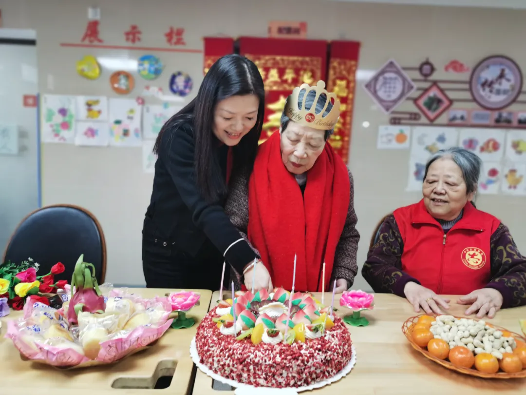 养老院集体给她过生日，奶奶感动了：“我在国德很开心！”