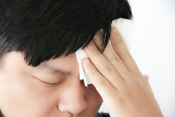 头上流汗多，上身热下身凉，咋回事？中医讲3种原因，这回明白了