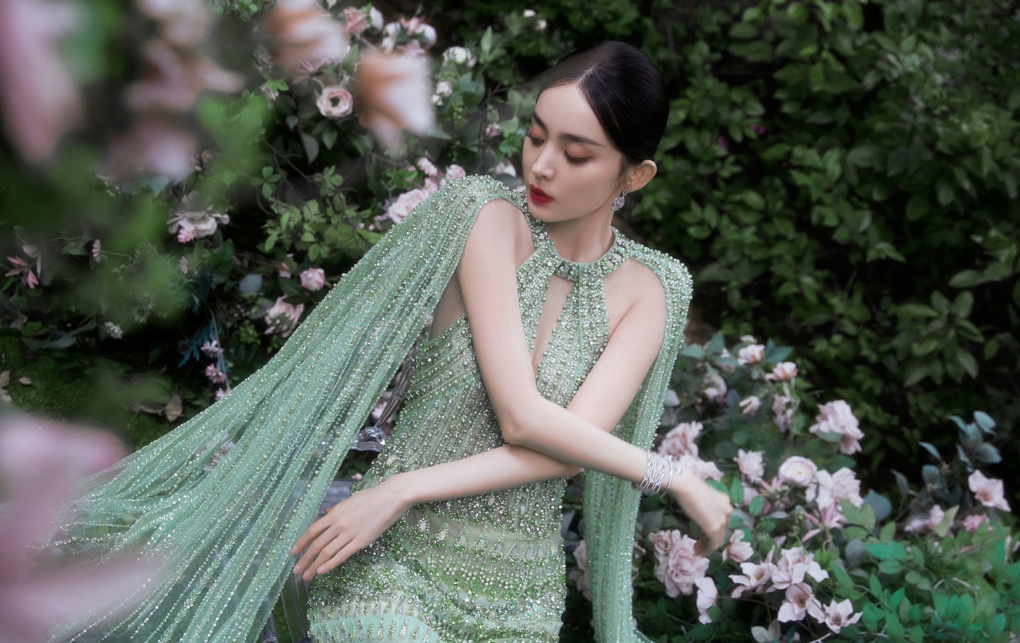 古力娜扎绿色挂脖抹胸珍珠包臀裙绝美写真,一字带高跟鞋美腿迷人最新