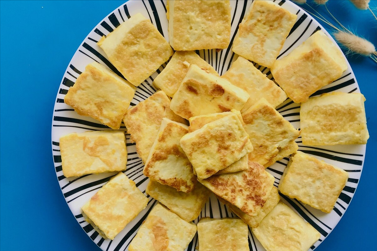豆腐最怕直接下锅煎，下锅前多做这2步，豆腐不散不碎不粘锅
