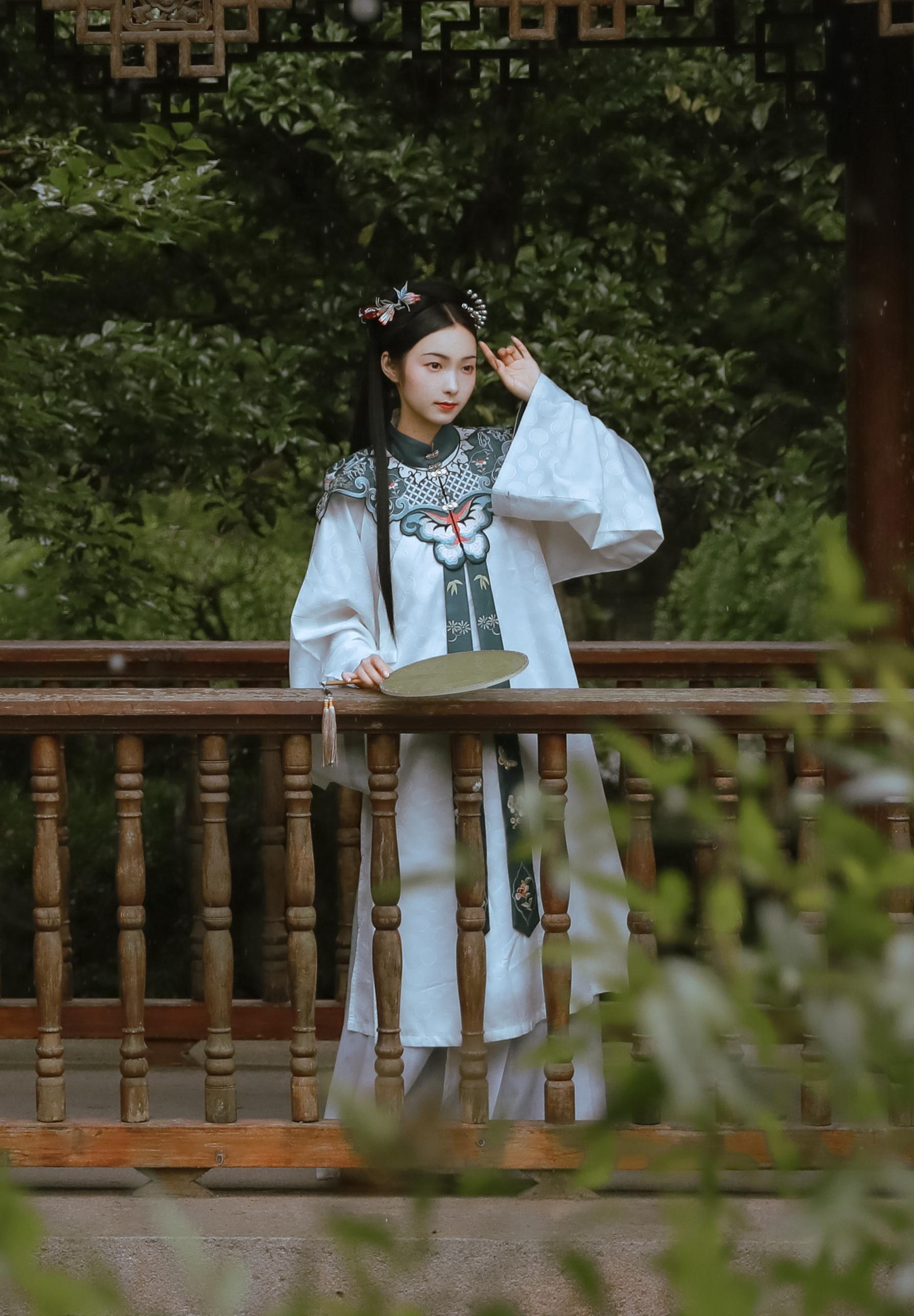 气质优雅美女户外好看甜美迷人写真图片