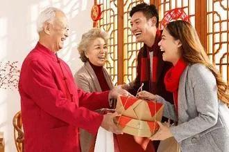 春节回家给老人带什么礼物好（回农村老家带什么礼物）