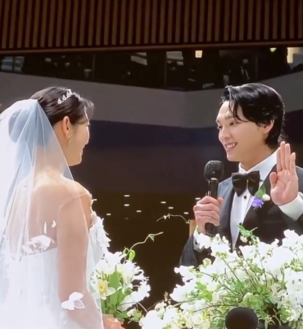 朴信惠崔泰俊说誓词哽咽，忘情接吻超浪漫，新娘孕期过半脸颊圆润