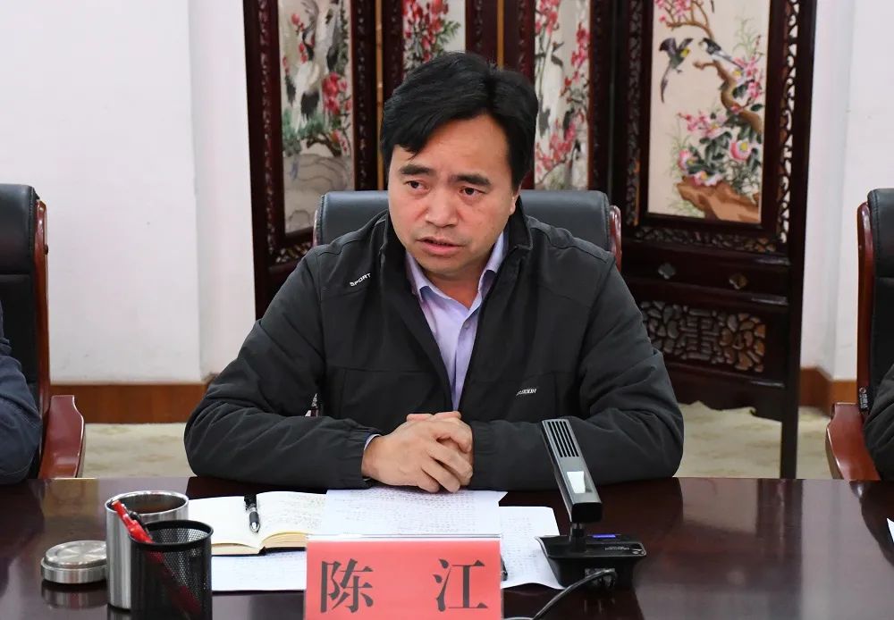 会议由市应急管理局副局长钱树森主持.记者:杨萍 李浚菥