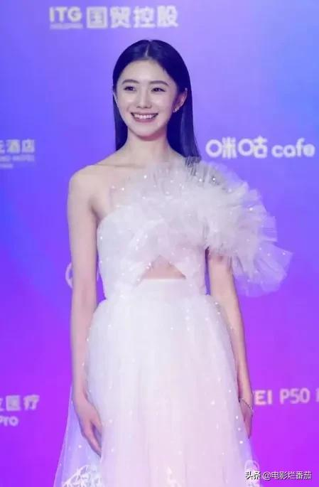 金鸡红毯：张子枫为00后站台，韩雪为80后撑场，刘敏涛为70后争光