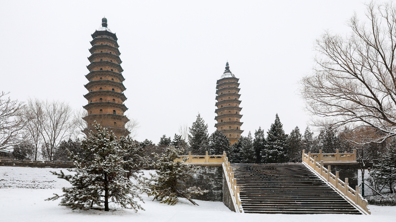 当双塔遇初雪，“素颜”一样美到爆