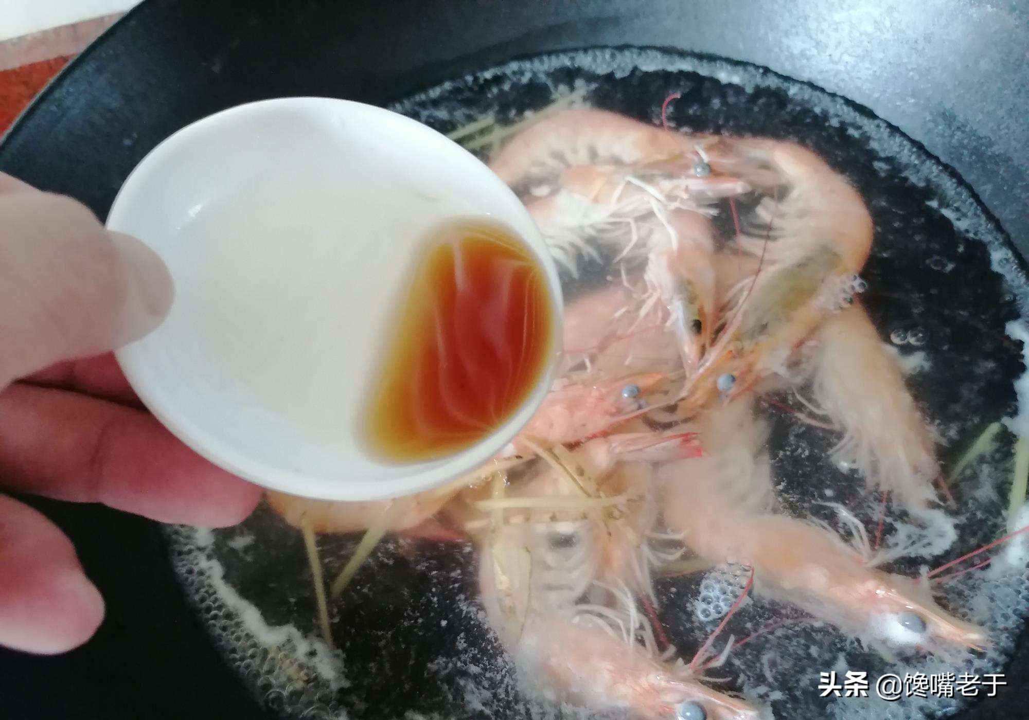 水煮大虾时：有人放姜有人放醋，大厨：全都不对，教你正确做法