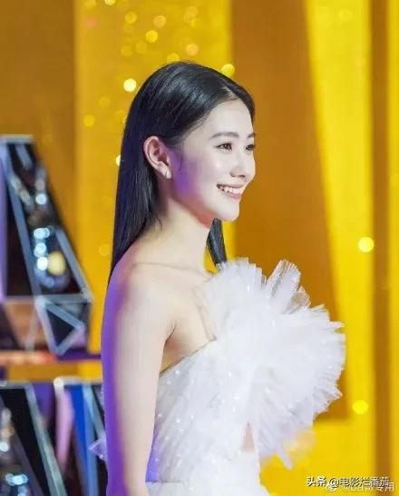 金鸡红毯：张子枫为00后站台，韩雪为80后撑场，刘敏涛为70后争光