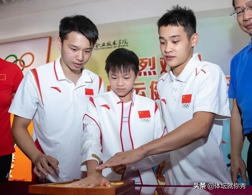 全红婵2年前旧照曝光！站在2个奥运冠军前合影，排队友中间太扎眼