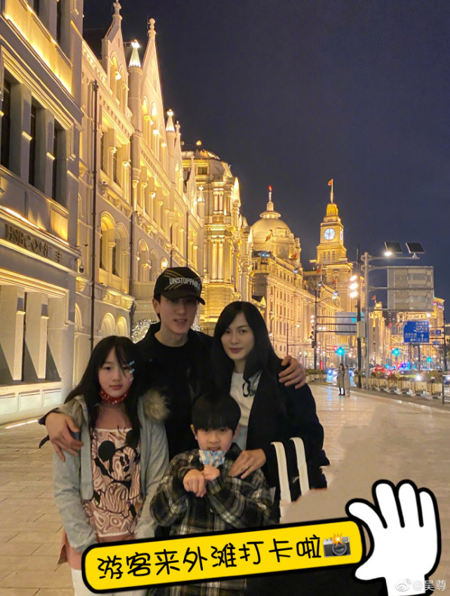 吴尊带儿女打卡环球影城，频繁游玩被质疑不用工作？他大方回应