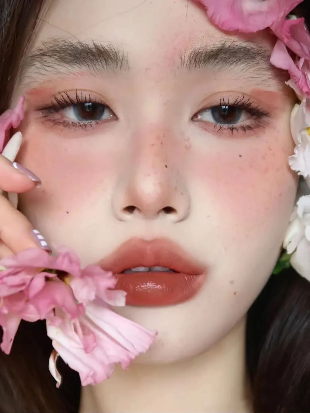 為什么現(xiàn)在很多女生不化妝只涂口紅？