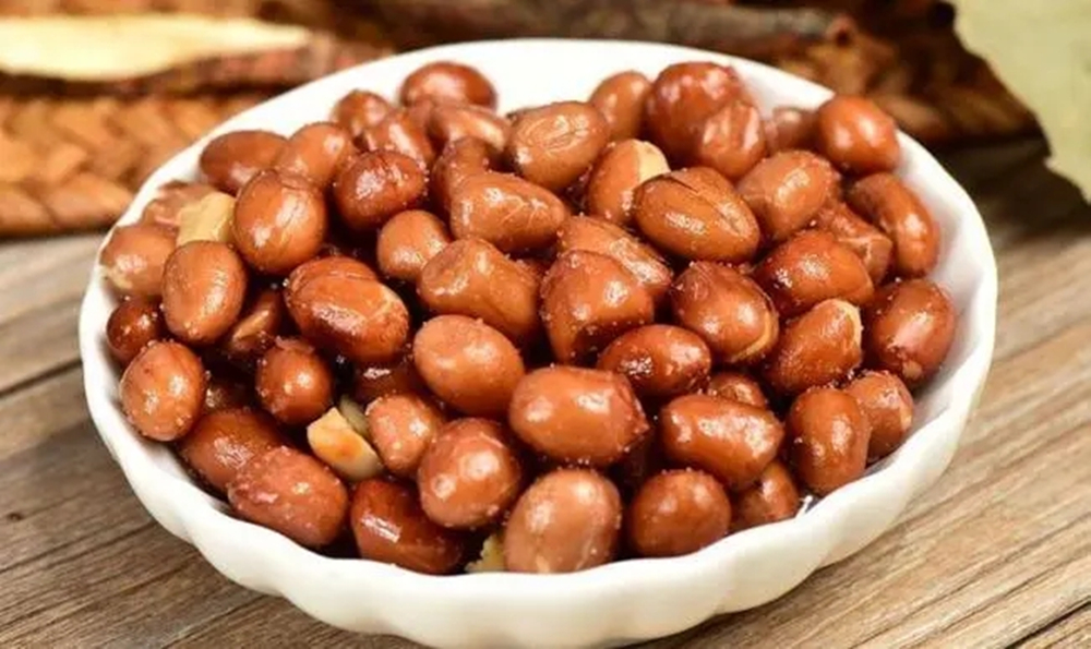 “炸花生米”不要先放油，教你一个正宗做法，花生香脆皮不焦